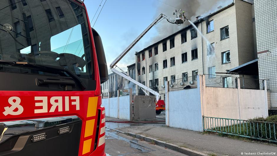 РФ атакує: удар по багатоповерхівці у Києві і по потягу на Харківщині