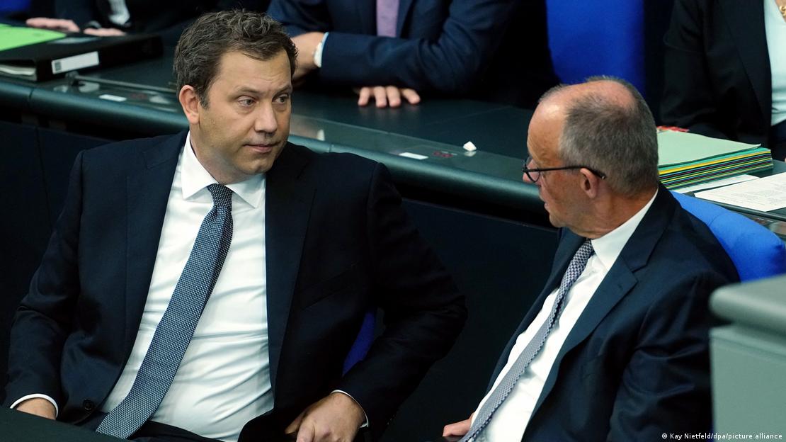 Maliye Bakanı Lars Klingbeil (solda) ile Almanya Başbakanı Friedrich Merz, Federal Meclis'te yan yana oturarak konuşuyor. Maliye Bakanı Lars Klingbeil (solda) ile Almanya Başbakanı Friedrich Merz, Federal Meclis'te yan yana oturarak konuşuyor.