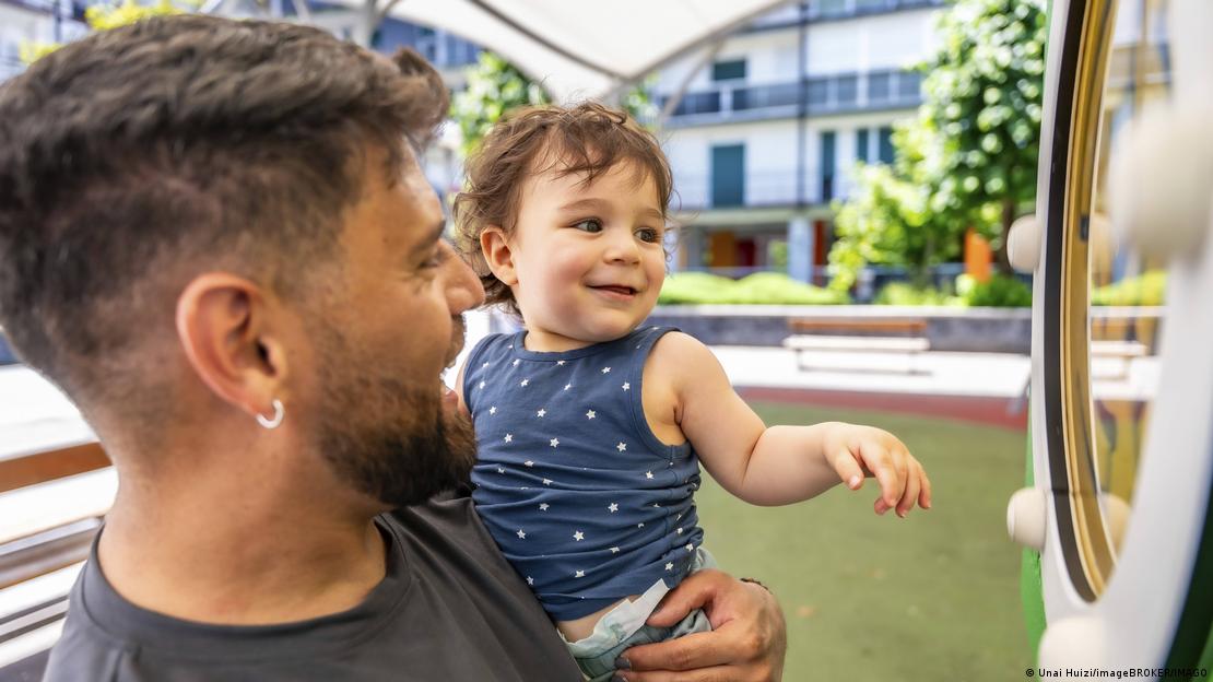 Agotados y con el sueño interrumpido, muchos padres primerizos consideran, aun así, que su vida va bien gracias a la autonomía de haberlo elegido.