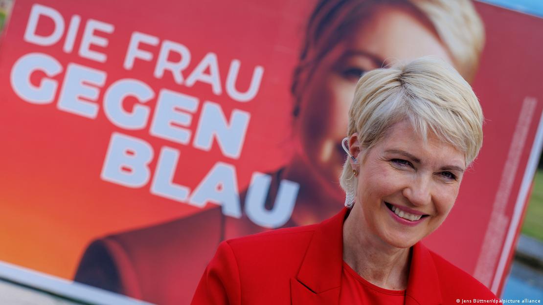 Manuela Schwesig, arkasında kendi portresi ile Almanca "Die Frau gegen Blau" (Maviye karşı duran kadın) yazısının yer aldığı SPD seçim afişinin önünde görülüyor. Manuela Schwesig, arkasında kendi portresi ile Almanca "Die Frau gegen Blau" (Maviye karşı duran kadın) yazısının yer aldığı SPD seçim afişinin önünde görülüyor.