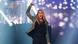 A cantora Céline Dion ergue um braço com o punho cerrado durante um show na First Direct Arena, em Leeds.