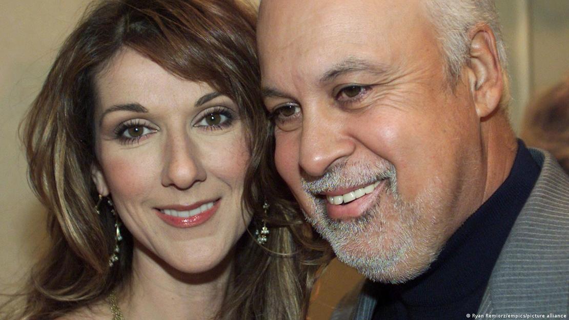 A cantora canadense Céline Dion sorri ao lado do empresário e marido, René Angélil em 2002