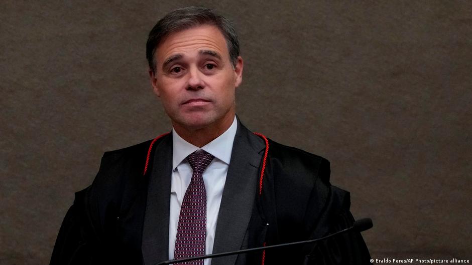 TSE decide excluir posts falsos que ligam Flávio Bolsonaro a Nossa Senhora