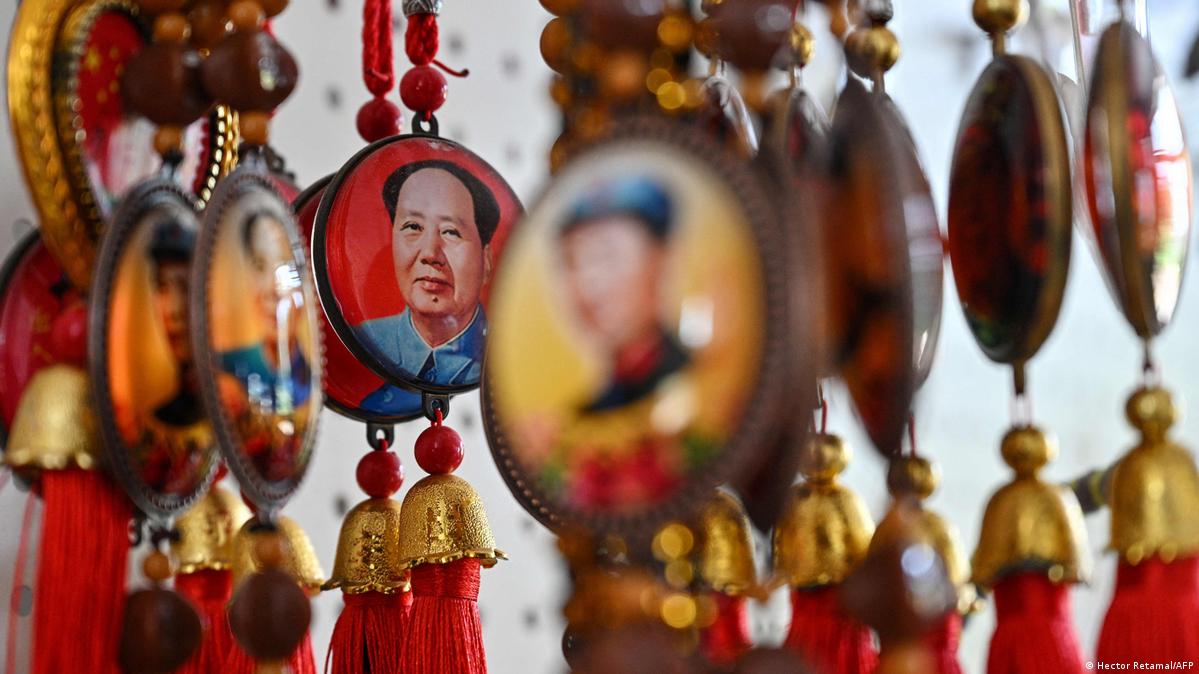湖南韶山是毛泽东的家乡。图为当地的一家旅游纪念品商店出售毛泽东像章