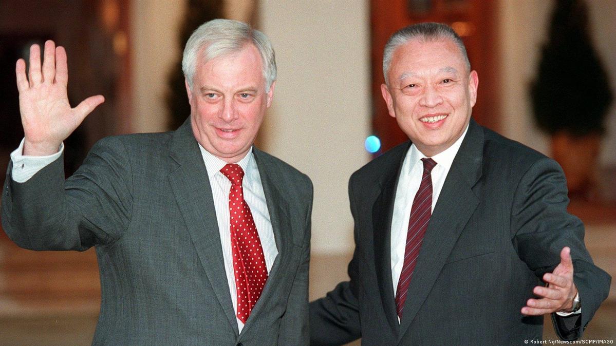 China Hongkong 1996 | Chris Patten & Tung Chee-hwa vor dem Government House 1996年12月23日,末任香港总督彭定康(Chris Patten)(左)与当时的香港特别行政区候任行政长官董建华会晤