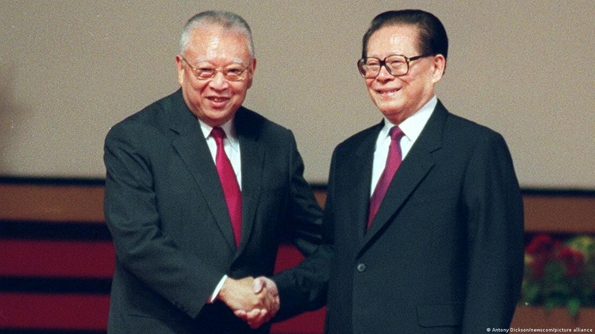 China Hongkong 2002 | Tung Chee-hwa & Jiang Zemin bei Vereidigung zur zweiten Amtszeit 江泽民与董建华握手,被认为凸显了北京政府的“祝福”对香港行政长官选举具关键影响力。(资料照)