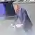 Das Bild zeigt einen Mann mit Brille im blauen Anzug, der sich auf ein Rednerpult stützt: Bundeskanzler Friedrich Merz bei einer Sitzung im Bundestag