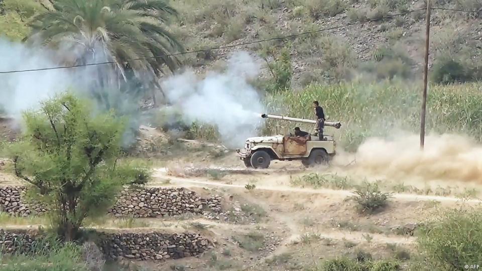 اس تصویر میں سعودی حمایت یافتہ یمنی حکومتی فورسز کو 8 ستمبر کو صوبہ تعز کے مغربی علاقے الکدحہ میں حوثی جنگجوؤں کے ساتھ جھڑپوں کے دوران حوثی ٹھکانوں پر فائرنگ کرتے دیکھا جا سکتا ہے۔ اس تصویر میں سعودی حمایت یافتہ یمنی حکومتی فورسز کو 8 ستمبر کو صوبہ تعز کے مغربی علاقے الکدحہ میں حوثی جنگجوؤں کے ساتھ جھڑپوں کے دوران حوثی ٹھکانوں پر فائرنگ کرتے دیکھا جا سکتا ہے۔