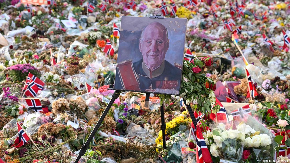 Retrato del difunto rey Harald V de Noruega, expuesto entre flores y banderas noruegas frente al Palacio Real de Oslo, en vísperas de su funeral de Estado. Retrato del difunto rey Harald V de Noruega, expuesto entre flores y banderas noruegas frente al Palacio Real de Oslo, en vísperas de su funeral de Estado.