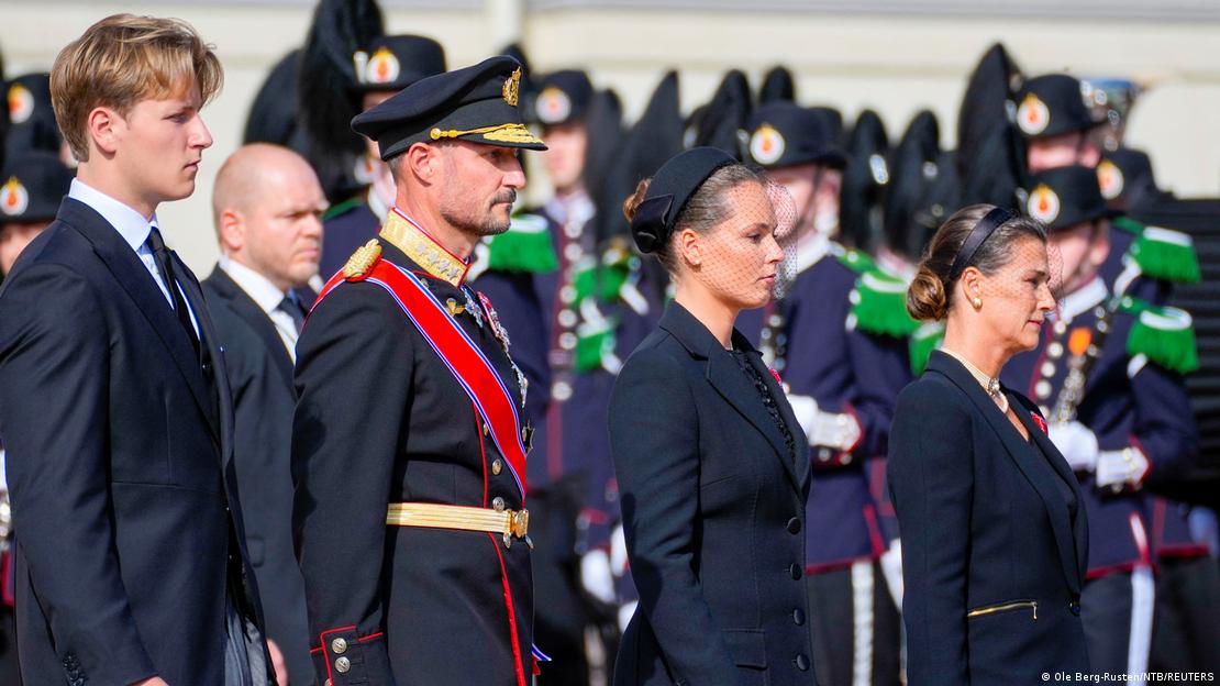 El príncipe Sverre Magnus de Suecia, el rey Haakon, la princesa heredera Ingrid Alexandra y la princesa Marta Luisa caminan como parte del cortejo fúnebre que traslada el féretro del rey Harald de Noruega desde el Palacio hasta la Catedral de Oslo, el día de su funeral, en Oslo. El príncipe Sverre Magnus de Suecia, el rey Haakon, la princesa heredera Ingrid Alexandra y la princesa Marta Luisa caminan como parte del cortejo fúnebre que traslada el féretro del rey Harald de Noruega desde el Palacio hasta la Catedral de Oslo, el día de su funeral, en Oslo.