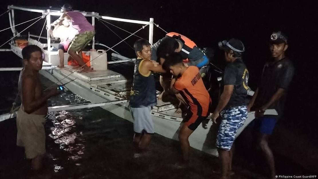 Pescadores filipinos ayudan a los sobrevivientes tras el incendio de un transbordador frente a la zona turistica de Palawn, el 9 de septiembre de 2026. Pescadores filipinos ayudan a los sobrevivientes tras el incendio de un transbordador frente a la zona turistica de Palawn, el 9 de septiembre de 2026.