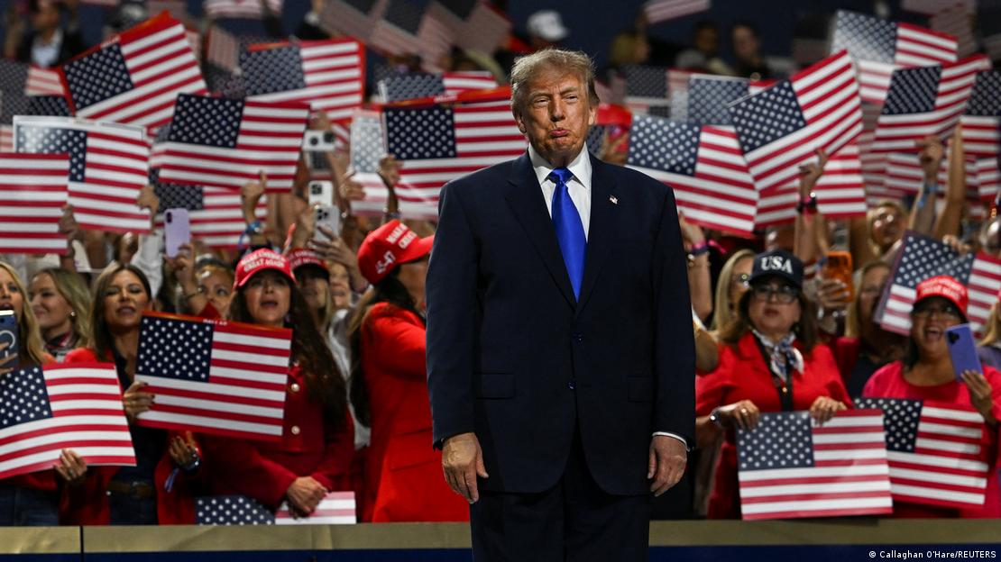 ABD Başkanı Donald Trump, Dallas'taki Cumhuriyetçi Parti ara seçim kongresinde sahnede; arkasında ABD bayrakları taşıyan kalabalık bulunuyor. ABD Başkanı Donald Trump, Dallas'taki Cumhuriyetçi Parti ara seçim kongresinde sahnede; arkasında ABD bayrakları taşıyan kalabalık bulunuyor.