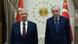 Mansur Yavaş ve Recep Tayyip Erdoğan ayakta yan yana duruyor, ikilinin yüzleri objektife dönük. Arka planda bayraklar ve Cumhurbaşkanlığı forsu var Mansur Yavaş ve Recep Tayyip Erdoğan ayakta yan yana duruyor, ikilinin yüzleri objektife dönük. Arka planda bayraklar ve Cumhurbaşkanlığı forsu var