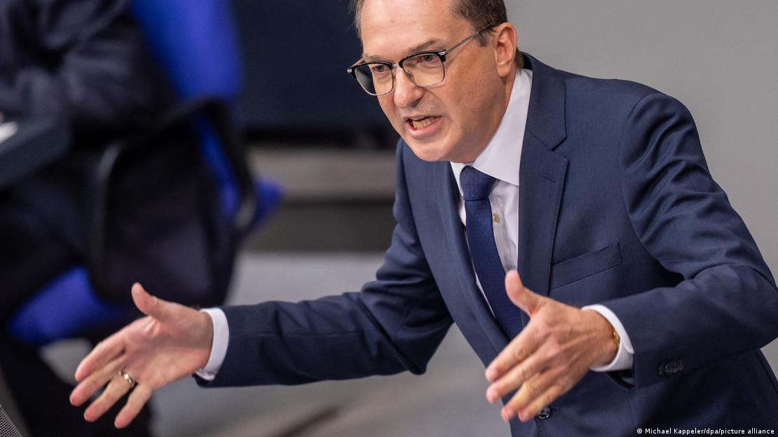 İçişleri Bakanı Alexandern Dobrindt Federal Mecliste konuşuyor, öne eğilmiş, iki elini yana açmış