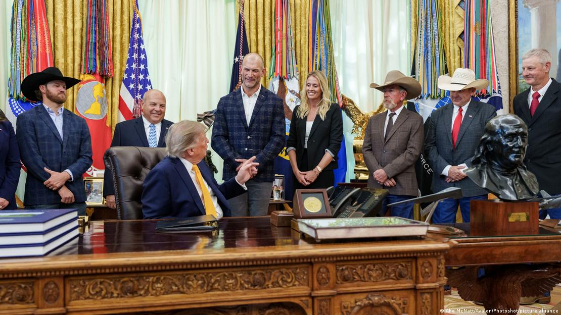 Trump firma en el Despacho Oval la orden que pone en duda la protección del lobo gris y el lobo mexicano.