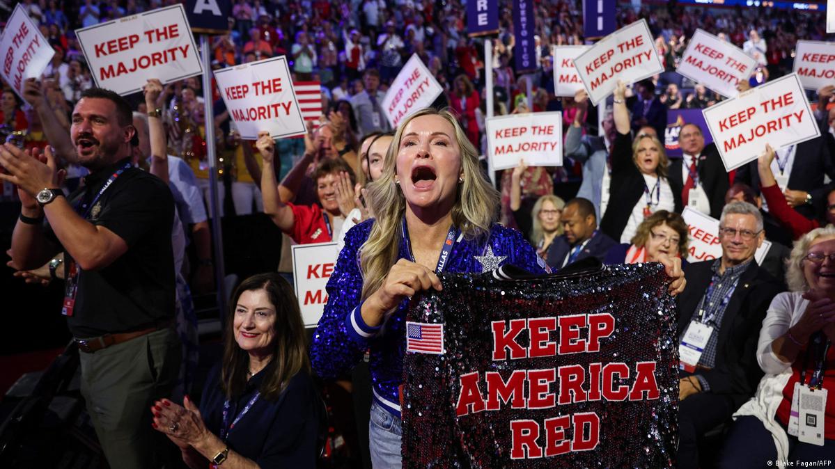USA Dallas 2026 | Publikum jubelt auf dem Midterm-Parteitag der Republikaner 虽然特朗普目前的支持率不容乐观,但共和党仍押注于这位总统,将他置于选战活动的核心地位。