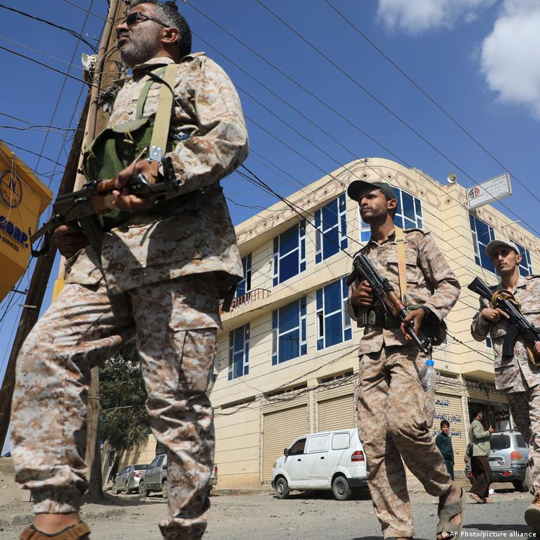 Houthis take three Yemen strait positions