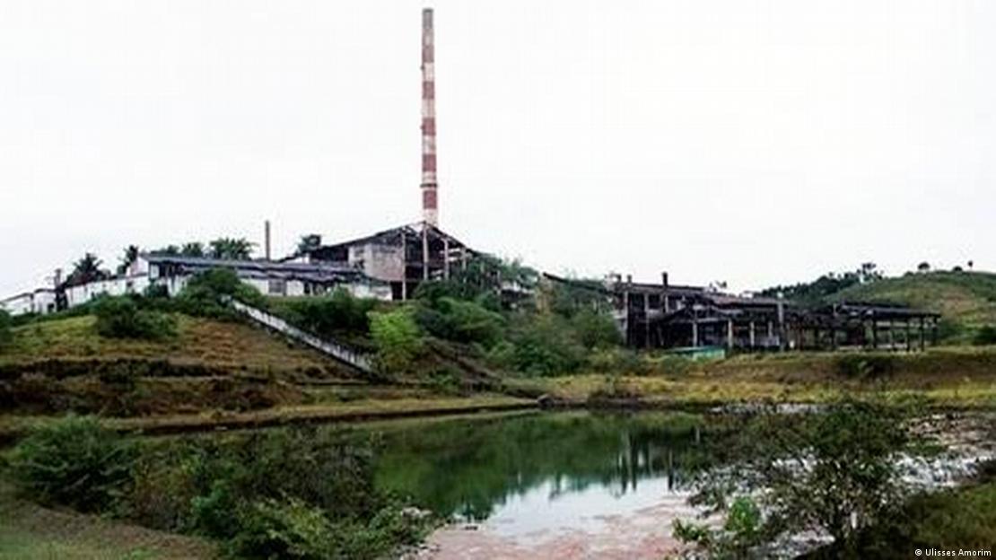 Parte da estrutura de fábrica desativada em Santo Amaro, em frente a pequeno lago