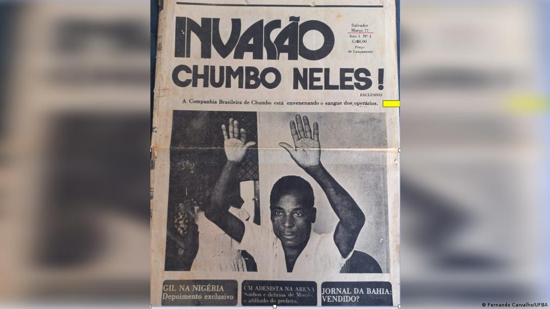 Jornal com manchete "Chumbo neles!" sobre foto de homem com as duas mãos levantadas