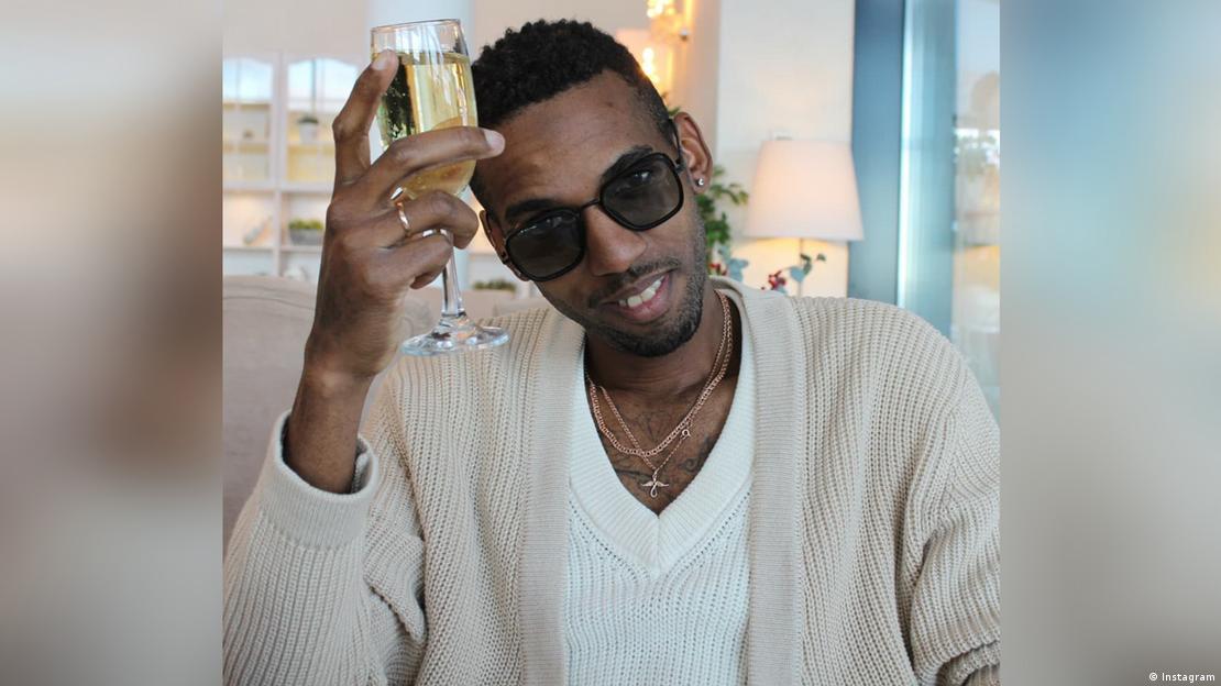 Oemis Romagoza Durruthy, alias "Dios", profesor de baile y sospechoso de sabotaje en Europa, con una copa de champaña en la mano. (Foto de Instagram). Oemis Romagoza Durruthy, alias "Dios", profesor de baile y sospechoso de sabotaje en Europa, con una copa de champaña en la mano. (Foto de Instagram).
