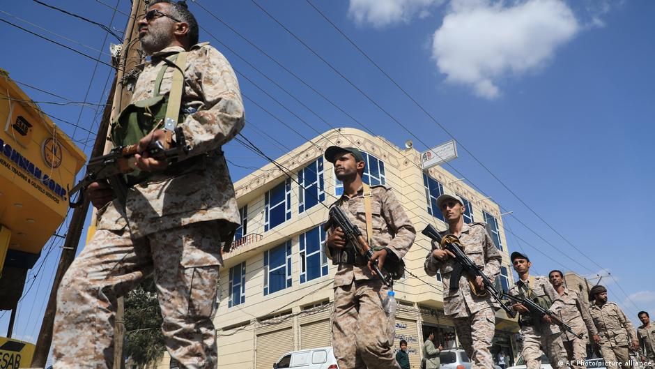 Ejército de Yemen ejecuta bombardeos contra hutíes en Saná