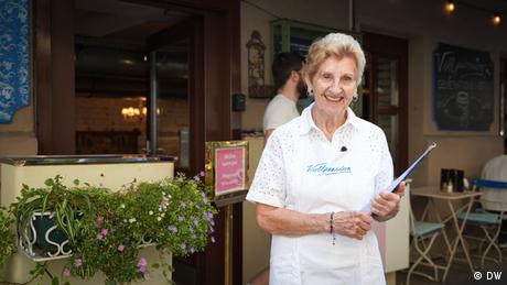Im Wiener Generationencafé Vollpension werden die Gäste von der „Oma vom Dienst“ begrüßt.
