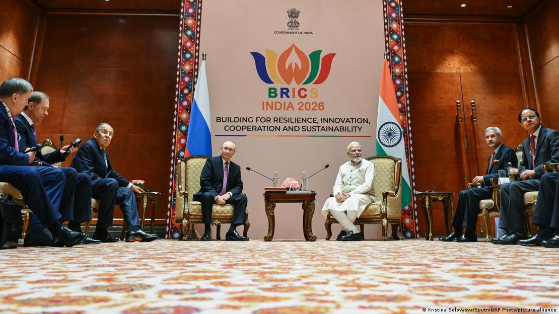 Rusya lideri Vladimir Putin (solda) ve Hindistan Başbakanı Narendra Modi yan yana oturuyor. Odada iki ülkeden heyetler ve arka planda BRICS yazısı var Rusya lideri Vladimir Putin (solda) ve Hindistan Başbakanı Narendra Modi yan yana oturuyor. Odada iki ülkeden heyetler ve arka planda BRICS yazısı var