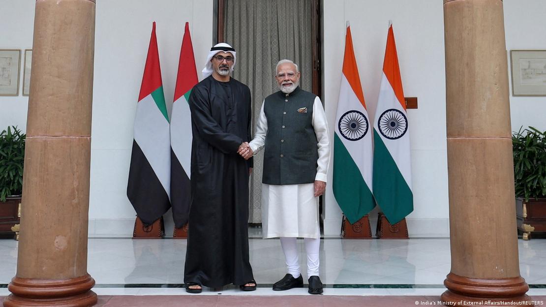 El primer ministro indio (derecha) estrecha la mano del principe heredero de Abu Dabi.