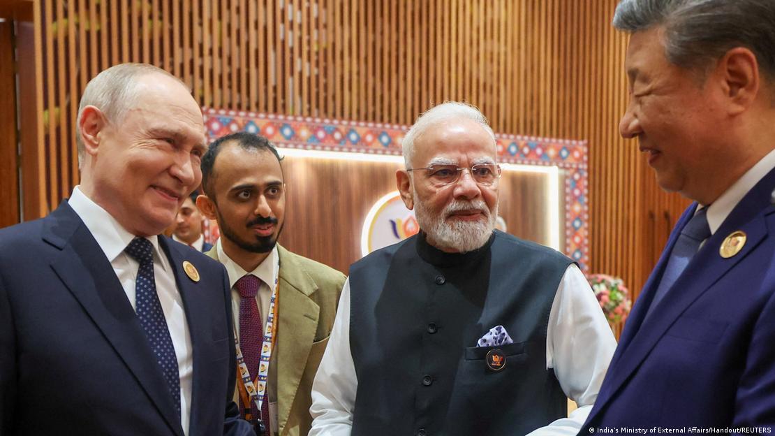 Rusya Devlet Başkanı Vladimir Putin, Hindistan Başbakanı Narendra Modi ve Çin lideri Şi Cinping BRICS zirvesi sırasında ayaküstü sohbet ediyor. Rusya Devlet Başkanı Vladimir Putin, Hindistan Başbakanı Narendra Modi ve Çin lideri Şi Cinping BRICS zirvesi sırasında ayaküstü sohbet ediyor.