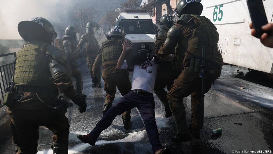 Casi 300 detenidos en Chile durante aniversario del golpe