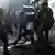 Agentes antidisturbios se llevan a un manifestante durante una marcha en memoria de las víctimas de la dictadura de Augusto Pinochet.