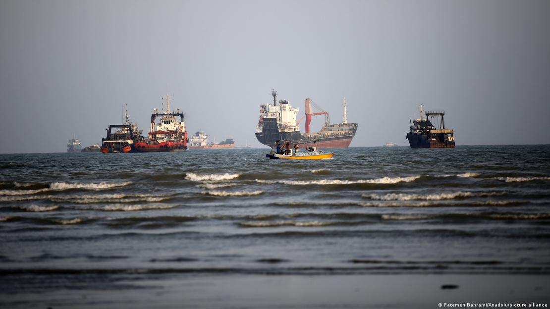 İran'ın Bender Abbas kenti açıklarında gün batımında denizde ilerleyen ve açıkta bekleyen birkaç yük gemisi. İran'ın Bender Abbas kenti açıklarında gün batımında denizde ilerleyen ve açıkta bekleyen birkaç yük gemisi.