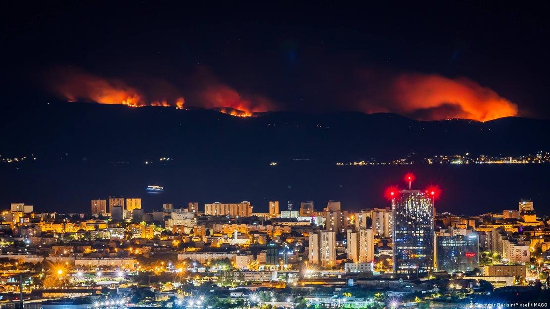 La ciudad de Split, con la isla de Brac enfrente y las llamas visibles esta noche pasada. La ciudad de Split, con la isla de Brac enfrente y las llamas visibles esta noche pasada.