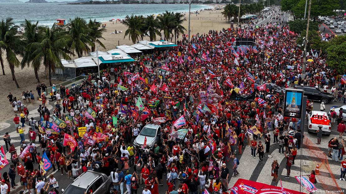 Partidarios del presidente de Brasil, Luiz Inácio Lula da Silva, asisten a un mitin en la playa de Copacabana, Río de Janeiro. (13.09.2026) Partidarios del presidente de Brasil, Luiz Inácio Lula da Silva, asisten a un mitin en la playa de Copacabana, Río de Janeiro. (13.09.2026)