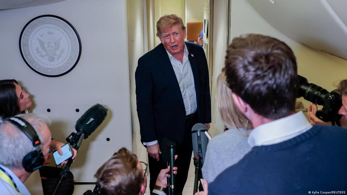 ABD Başkanı Donald Trump, Air Force One uçağının kapısında kendisini çevreleyen gazetecilerin sorularını yanıtlıyor.