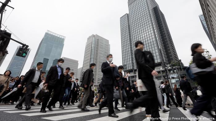 Serviços de "demissão terceirizada" ganham espaço no Japão ao permitir que funcionários deixem o emprego sem comunicar diretamente seus chefes