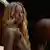 Sydney Sweeney sostiene una pelota de baloncesto.