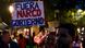 Costa Rica, San José, 14 de septiembre de 2026 | Un manifestante porta un cartel donde se lee: "Fuera narcogobierno", en los colores nacionales (blanco, rojo y azul) y entre signos de exclamación.