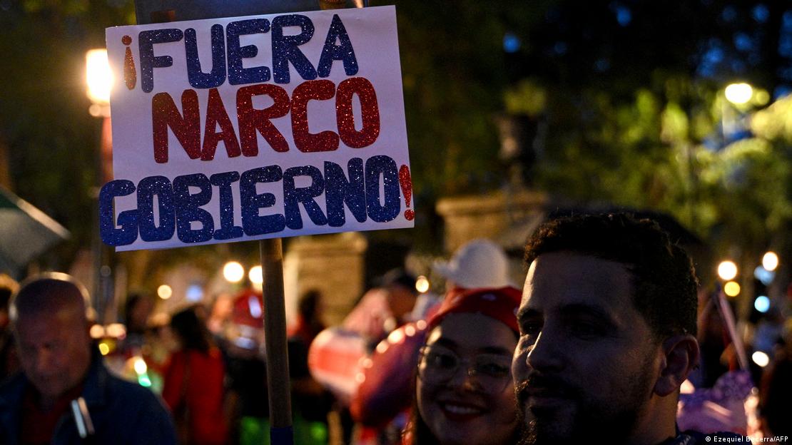 Costa Rica, San José, 14 de septiembre de 2026 | Un manifestante porta un cartel donde se lee: "Fuera narcogobierno", en los colores nacionales (blanco, rojo y azul) y entre signos de exclamación.