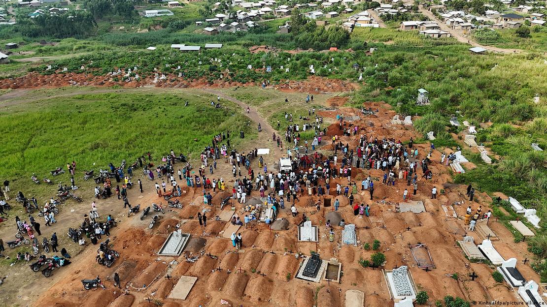 Covas abertas em cemitério de Bunia
