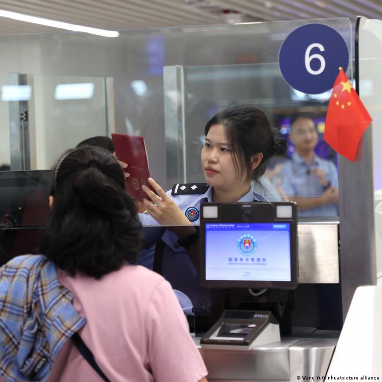 中国出入境新规：台湾提醒台商、科技人才警惕