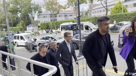 Kurtlar Vadisi dizisinin senaristleri Raci Şaşmaz, Cüneyt Aysan ve Bahadır Özdener savcılığa ifade vermeye giderken Kurtlar Vadisi dizisinin senaristleri Raci Şaşmaz, Cüneyt Aysan ve Bahadır Özdener savcılığa ifade vermeye giderken