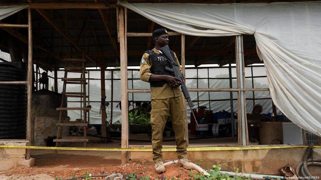 Nigeria Ogun 2026 | Un soldat sécurise un lieu de production de drogue détecté Nigeria Ogun 2026 | Un soldat sécurise un lieu de production de drogue détecté