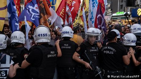 Türkische Polizisten umstellen Demonstranten während einer Protestaktion gegen die Festnahmen von LGBTQ-Aktivisten in Izmir am 14. September 2026