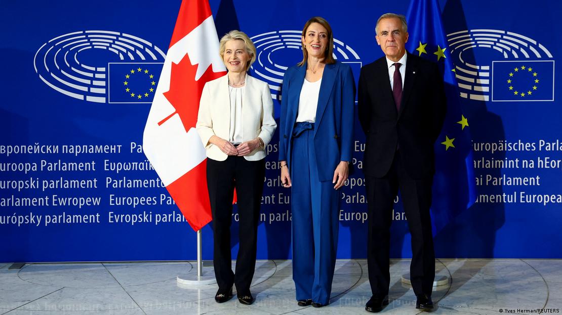 Kanada Başbakanı Mark Carney (en sağda), Avrupa Komisyonu Başkanı Ursula von der Leyen (en solda) ve Parlamento Başkanı Roberta Metsola ile yan yana ayakta poz veriyor Kanada Başbakanı Mark Carney (en sağda), Avrupa Komisyonu Başkanı Ursula von der Leyen (en solda) ve Parlamento Başkanı Roberta Metsola ile yan yana ayakta poz veriyor