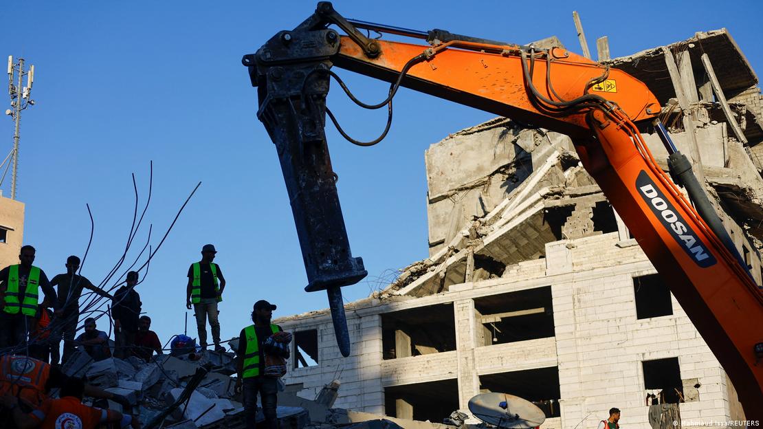 Franja de Gaza, Ciudad de Gaza 2026 | La defensa civil rescata a personas atrapadas en un edificio residencial derrumbado.