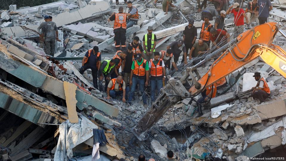 16 ستمبر 2026 : غزہ شہر میں سول ڈیفنس کے کارکن ایک رہائشی عمارت کے ملبے تلے پھنسے افراد کو نکالنے کی کوشش کر تے دکھائی دے رہے ہیں 16 ستمبر 2026 : غزہ شہر میں سول ڈیفنس کے کارکن ایک رہائشی عمارت کے ملبے تلے پھنسے افراد کو نکالنے کی کوشش کر تے دکھائی دے رہے ہیں