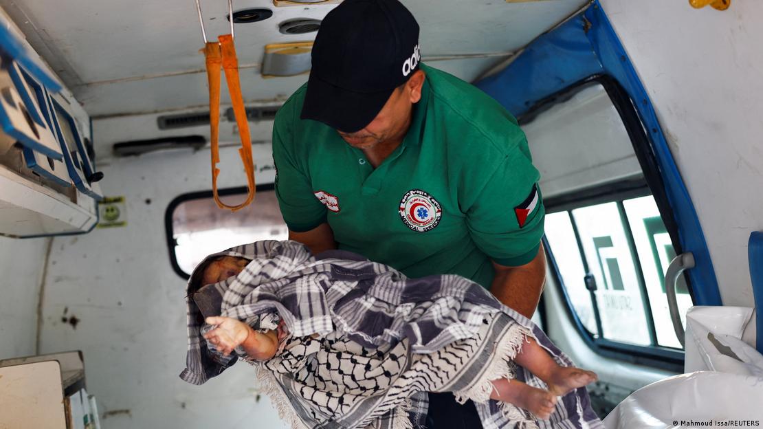 Un rescatista transporta el cuerpo de un niño recuperado de los escombros de un edificio residencial —dañado en un ataque israelí previo durante la guerra y que se derrumbó el miércoles— en la ciudad de Gaza, el 16 de septiembre de 2026.
