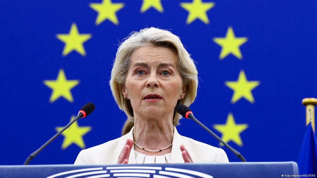 AB Komisyonu Başkanı Ursula von der Leyen, Avrupa Parlamentosu'nda kürsüde konuşuyor.