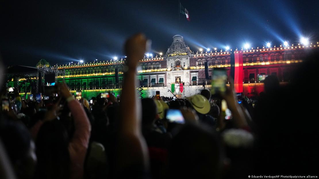 La presidenta de México, Claudia Sheinbaum, salió al balcón central del Palacio Nacional.